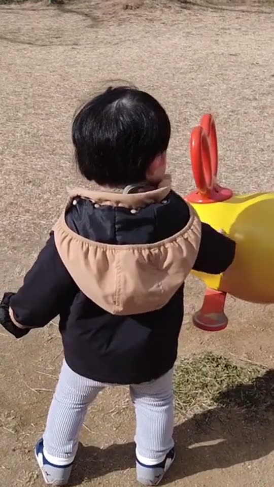 公園で遊ぶ子どもの後ろ姿